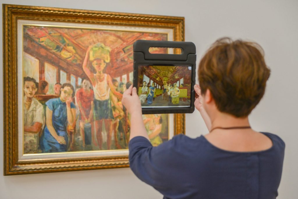 《南方作為相遇之所》展出高美館典藏作品，圖為鄭世璠作品〈三等車內〉，結合AR實境3D建模技術，邀請民眾身歷其境體驗南方城市記憶。(攝影：林宏龍)
